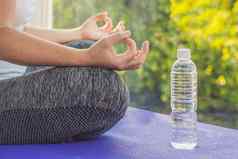 手女人冥想瑜伽构成地毯瑜伽瓶水
