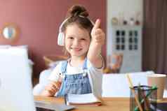 快乐女孩学生研究在线移动PC首页微笑小孩子显示拇指推荐类教训