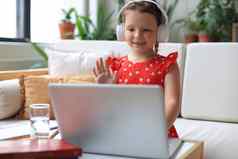 女孩学习在线视频调用老师距离学习