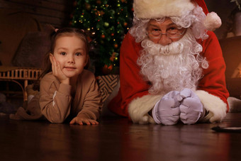 圣诞<strong>老人老人</strong>孩子铺设地板上首页圣诞节礼物家庭假期概念