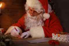 肖像快乐圣诞老人老人坐着房间首页圣诞节树回答圣诞节信