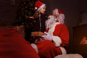 圣诞<strong>老人老人</strong>孩子首页圣诞节礼物家庭假期概念