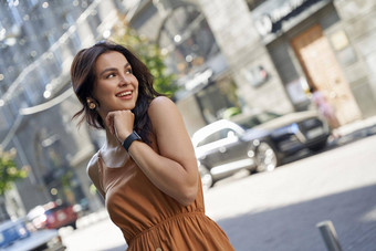 肖像年轻的有吸引力的快乐女人穿夏天衣服微笑走城市街道阳光明媚的一天
