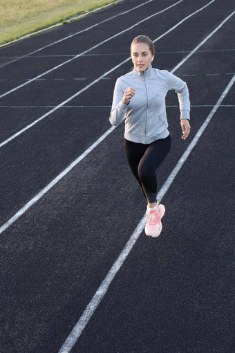 跑步者运动员运行运动跟踪培训有氧<strong>运动体育</strong>场慢跑快速度竞争