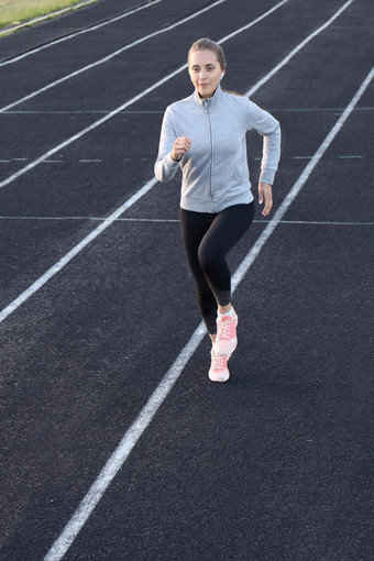 跑步者运动员运行运动跟踪培训有氧<strong>运动体育</strong>场慢跑快速度竞争