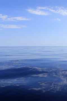 蓝色的海地平线海洋完美的平静