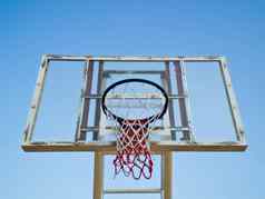 篮球篮球蓝色的天空背景
