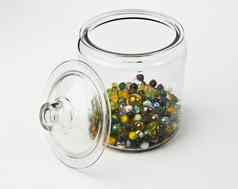 玻璃Jar一半完整的色彩斑斓的玻璃玻璃球
