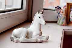 玩具白色陶瓷马