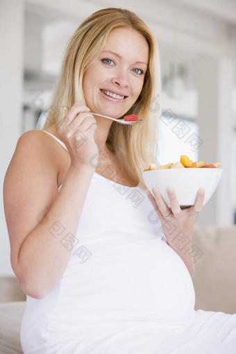 怀孕了女人碗<strong>水果</strong>沙拉微笑