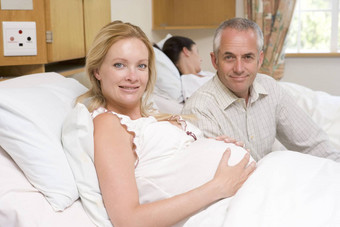 怀孕了女人丈夫医院微笑