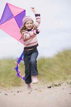 年轻的女孩海滩风筝微笑