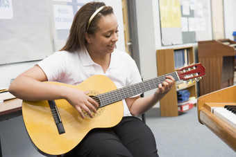女学生学习吉他教室