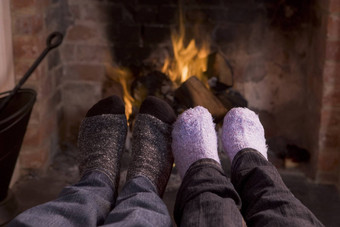 夫妇的脚气候变暖壁炉