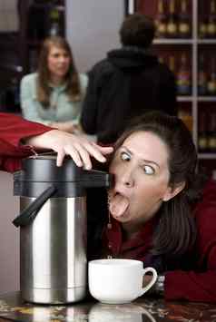 女人喝咖啡直接自动售货机