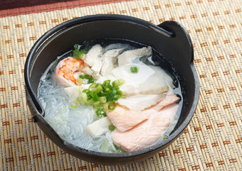 中国人传统的海鲜面条汤