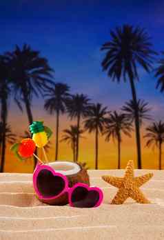 椰子鸡尾酒热带沙子海滩心太阳镜