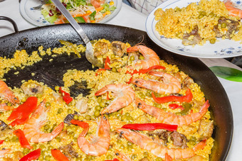 传统的西班牙语西班牙海鲜<strong>饭</strong>煮熟的锅