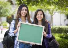 混合比赛女学生持有空白黑板