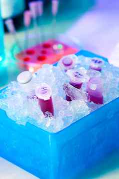 反应塑料管盒子完整的冰