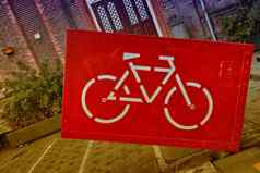 巨大的红色的自行车标志心阿姆斯特丹