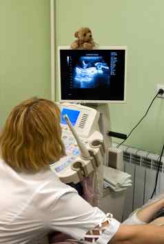 产科医生检查怀孕了肚子超声波扫描