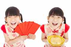 快乐中国人一年孩子显示红色的信封黄金