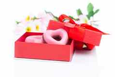 粉红色的心饼干情人节一天红色的礼物白色巴克
