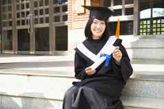 亚洲大学学生持有文凭校园