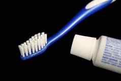 蓝色的牙刷牙膏
