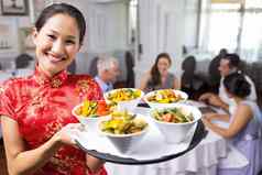 女服务员携带食物托盘人餐厅表格餐厅