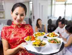 女服务员携带食物托盘人餐厅表格餐厅
