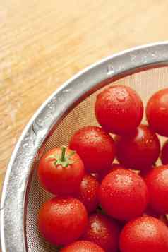 滤器新鲜的洗西红柿