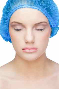 放松漂亮的模型穿蓝色的外科手术帽