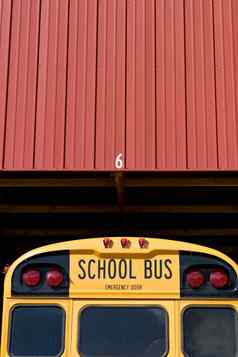 黄色的学校公共汽车