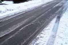 街覆盖车轮胎跟踪雪