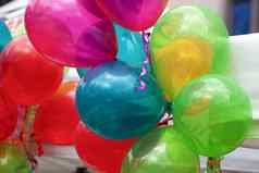色彩斑斓的节日气球装饰
