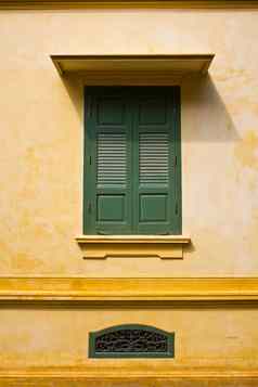 绿色窗口百叶窗黄色的墙伟大的阴影