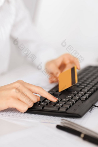 女商人移动PC信贷卡