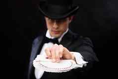 魔术师他显示技巧玩卡片