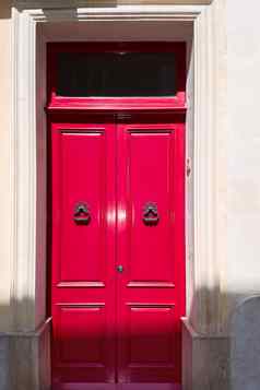华丽的红色的英国房子通过房子马耳他