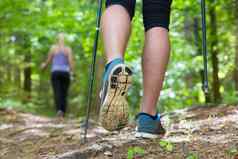 年轻的夫妇徒步旅行自然体育运动锻炼