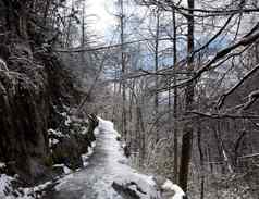 雪徒步旅行烟雾缭绕的山