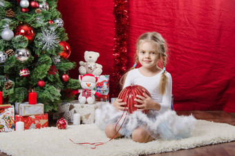 <strong>五年</strong>女孩坐在圣诞节球树