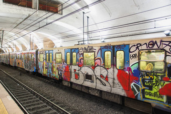 色彩斑斓的涂鸦管火车