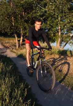山自行车骑自行车的人骑日出健康的生活方式