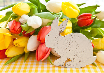 新鲜的花束郁金香复活节兔子