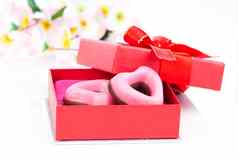 粉红色的心饼干情人节一天红色的礼物白色回来