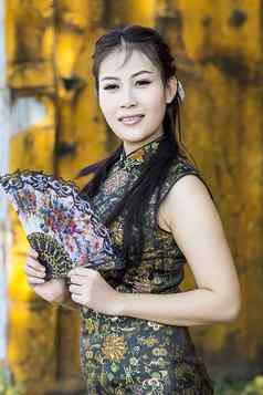 中国人女人回来衣服传统的旗袍