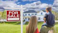 家庭面对出售真正的房地产标志房子